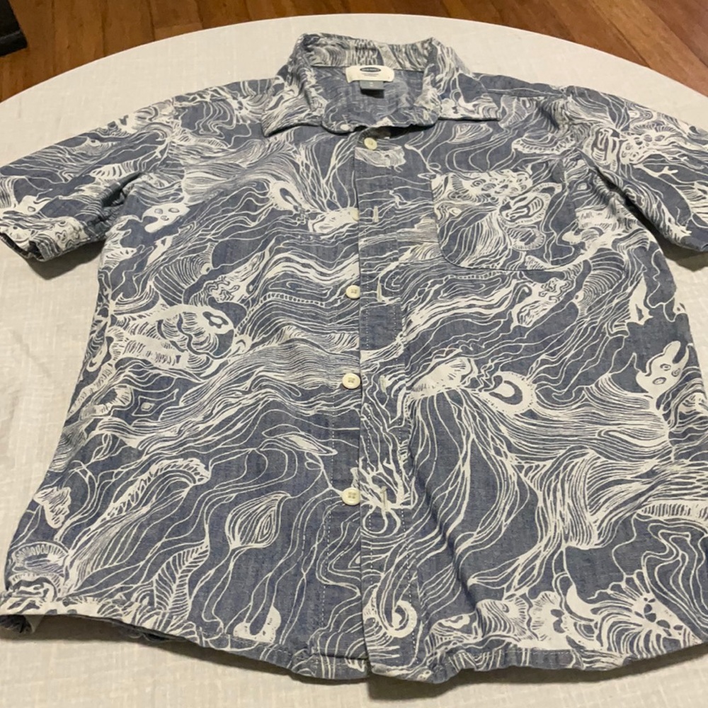 Size 8 old navy button down shirt